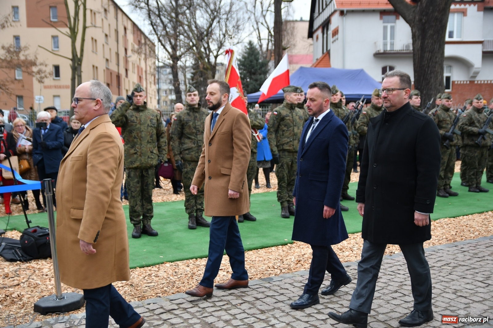 Zdjęcie w galerii na portalu naszraciborz.pl: Jeszcze nie pusty grób - przy Zakładzie Karnym odsłonięto Pomnik Żołnierzy Wyklętych [FOTO i WIDEO] wiadomości z regionu