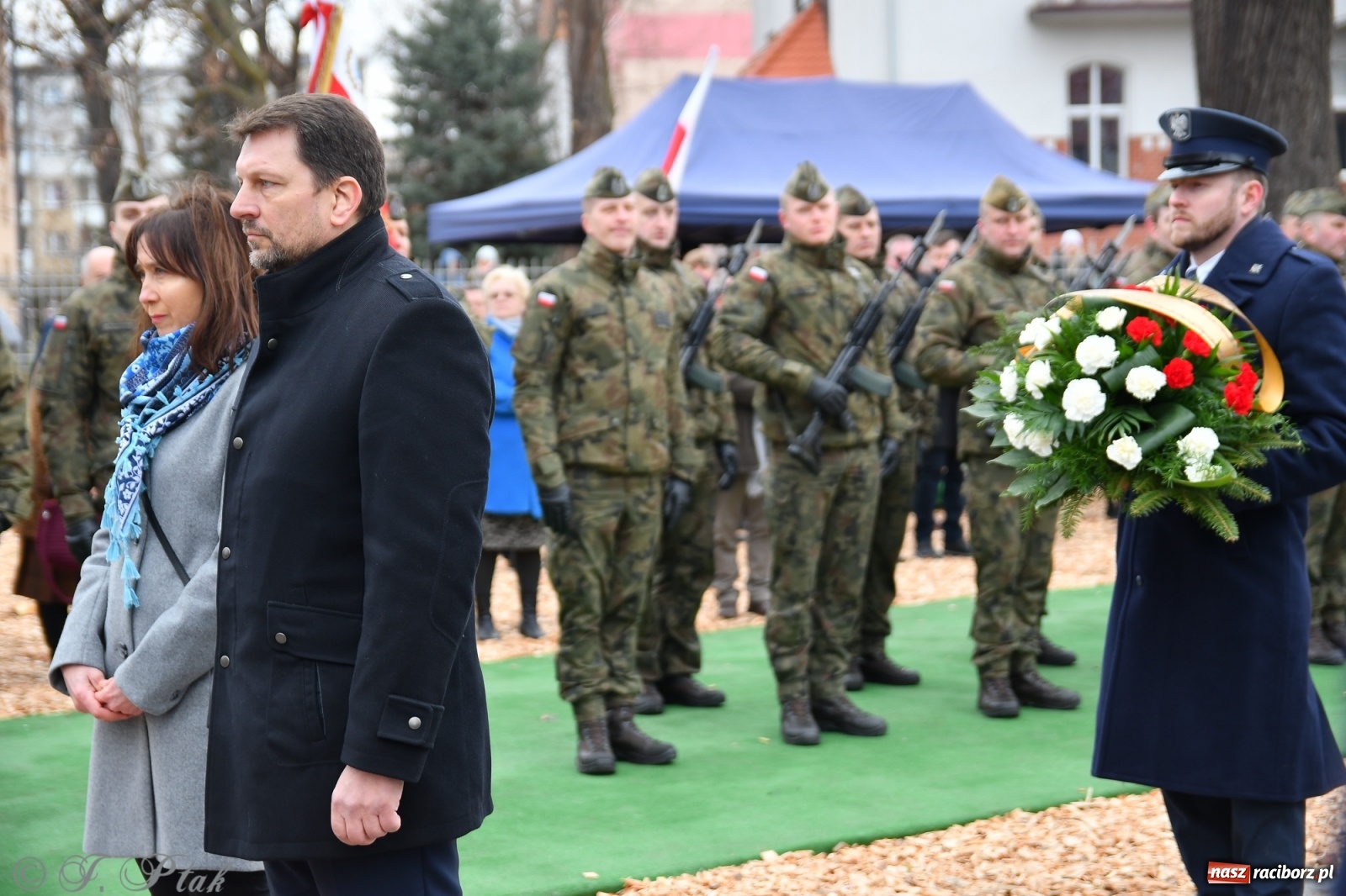 Zdjęcie w galerii na portalu naszraciborz.pl: Jeszcze nie pusty grób - przy Zakładzie Karnym odsłonięto Pomnik Żołnierzy Wyklętych [FOTO i WIDEO] wiadomości z regionu