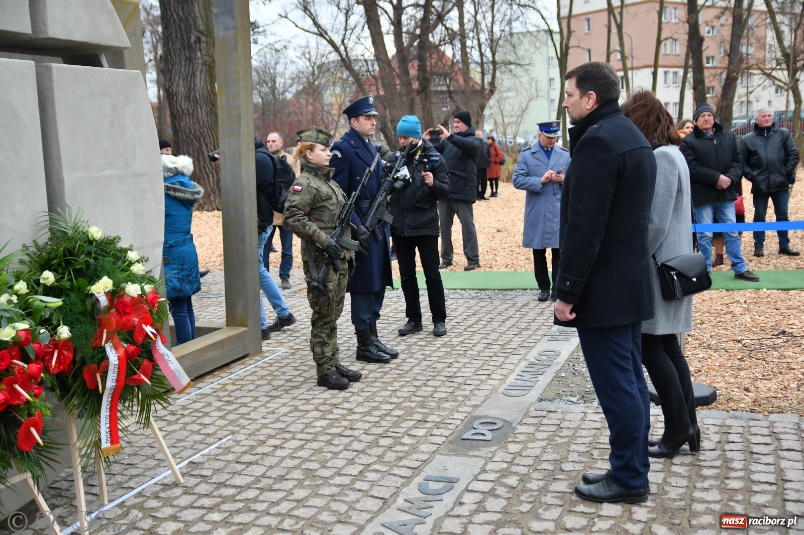 Zdjęcie w galerii na portalu naszraciborz.pl: Jeszcze nie pusty grób - przy Zakładzie Karnym odsłonięto Pomnik Żołnierzy Wyklętych [FOTO i WIDEO] wiadomości z regionu