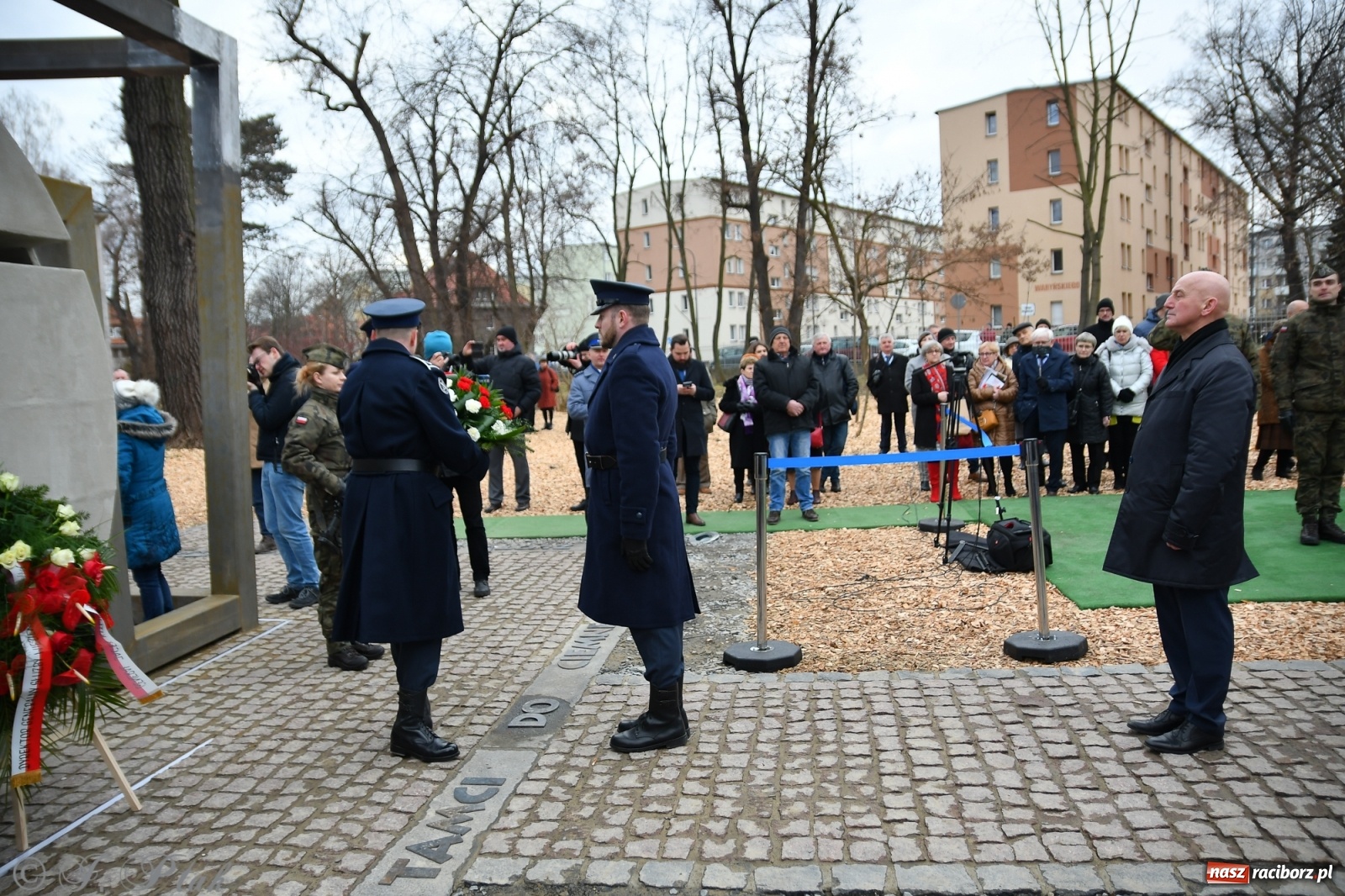 Zdjęcie w galerii na portalu naszraciborz.pl: Jeszcze nie pusty grób - przy Zakładzie Karnym odsłonięto Pomnik Żołnierzy Wyklętych [FOTO i WIDEO] wiadomości z regionu