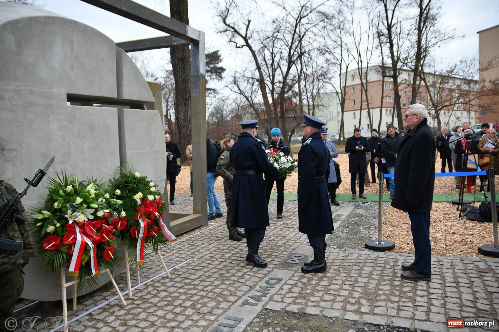 Zdjęcie w galerii na portalu naszraciborz.pl: Jeszcze nie pusty grób - przy Zakładzie Karnym odsłonięto Pomnik Żołnierzy Wyklętych [FOTO i WIDEO] wiadomości z regionu