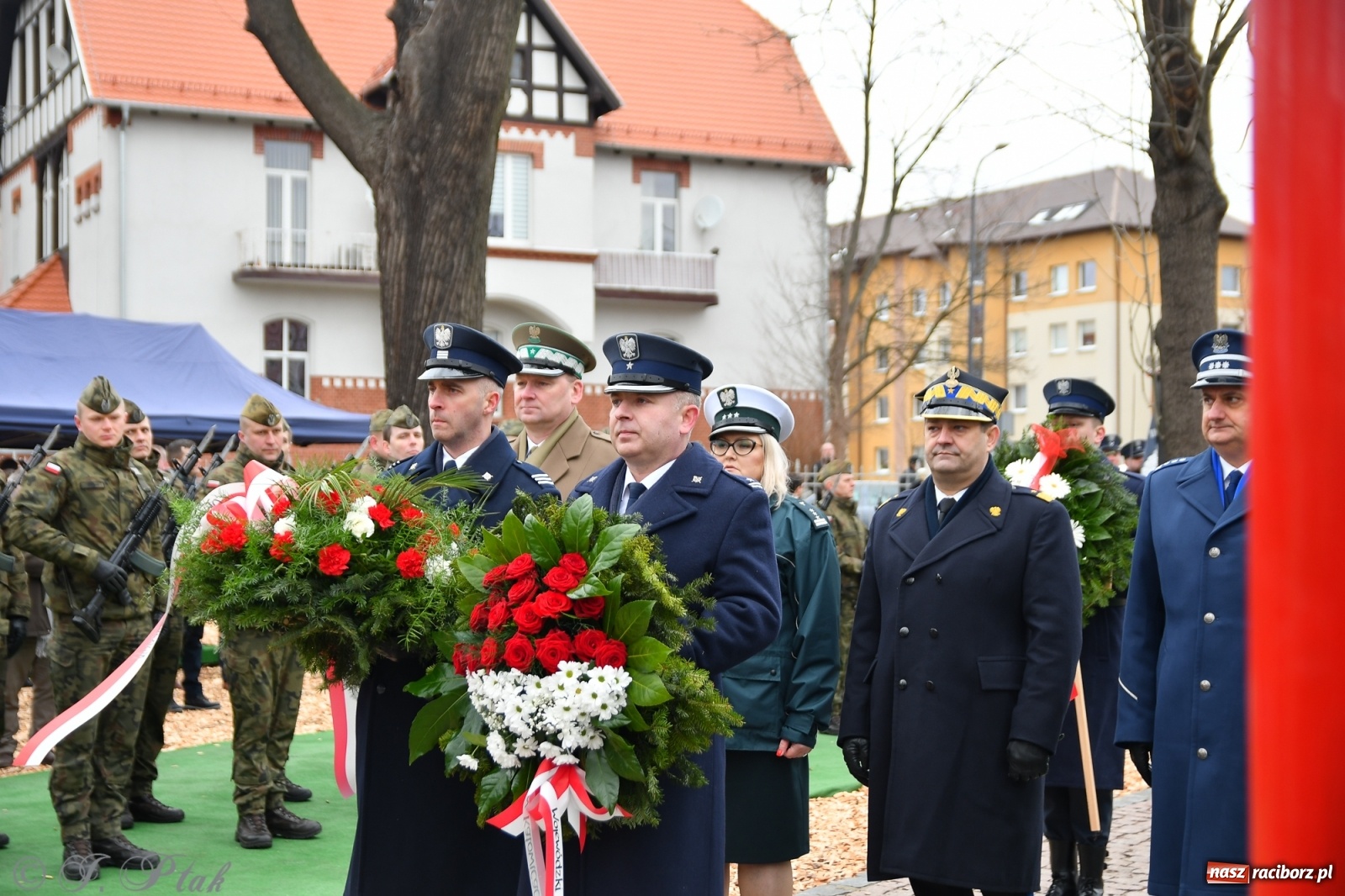 Zdjęcie w galerii na portalu naszraciborz.pl: Jeszcze nie pusty grób - przy Zakładzie Karnym odsłonięto Pomnik Żołnierzy Wyklętych [FOTO i WIDEO] wiadomości z regionu