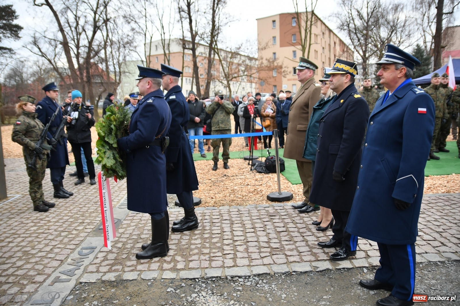Zdjęcie w galerii na portalu naszraciborz.pl: Jeszcze nie pusty grób - przy Zakładzie Karnym odsłonięto Pomnik Żołnierzy Wyklętych [FOTO i WIDEO] wiadomości z regionu