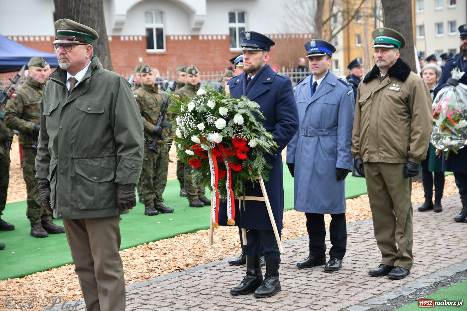 Zdjęcie w galerii na portalu naszraciborz.pl: Jeszcze nie pusty grób - przy Zakładzie Karnym odsłonięto Pomnik Żołnierzy Wyklętych [FOTO i WIDEO] wiadomości z regionu