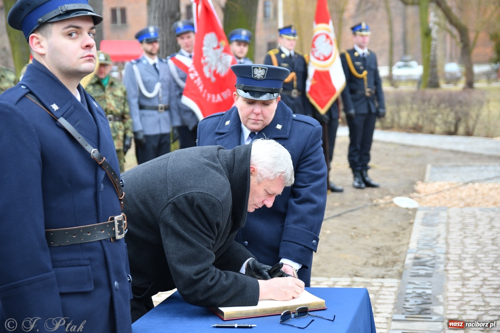 Zdjęcie w galerii na portalu naszraciborz.pl: Jeszcze nie pusty grób - przy Zakładzie Karnym odsłonięto Pomnik Żołnierzy Wyklętych [FOTO i WIDEO] wiadomości z regionu