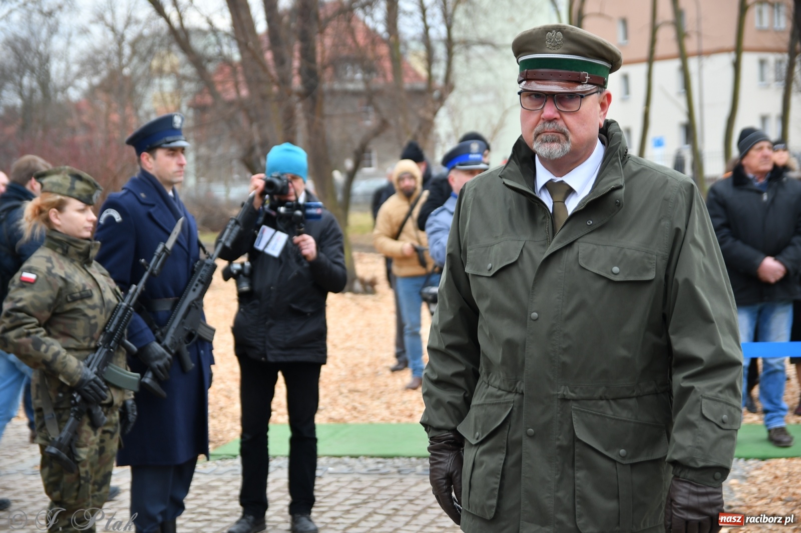 Zdjęcie w galerii na portalu naszraciborz.pl: Jeszcze nie pusty grób - przy Zakładzie Karnym odsłonięto Pomnik Żołnierzy Wyklętych [FOTO i WIDEO] wiadomości z regionu