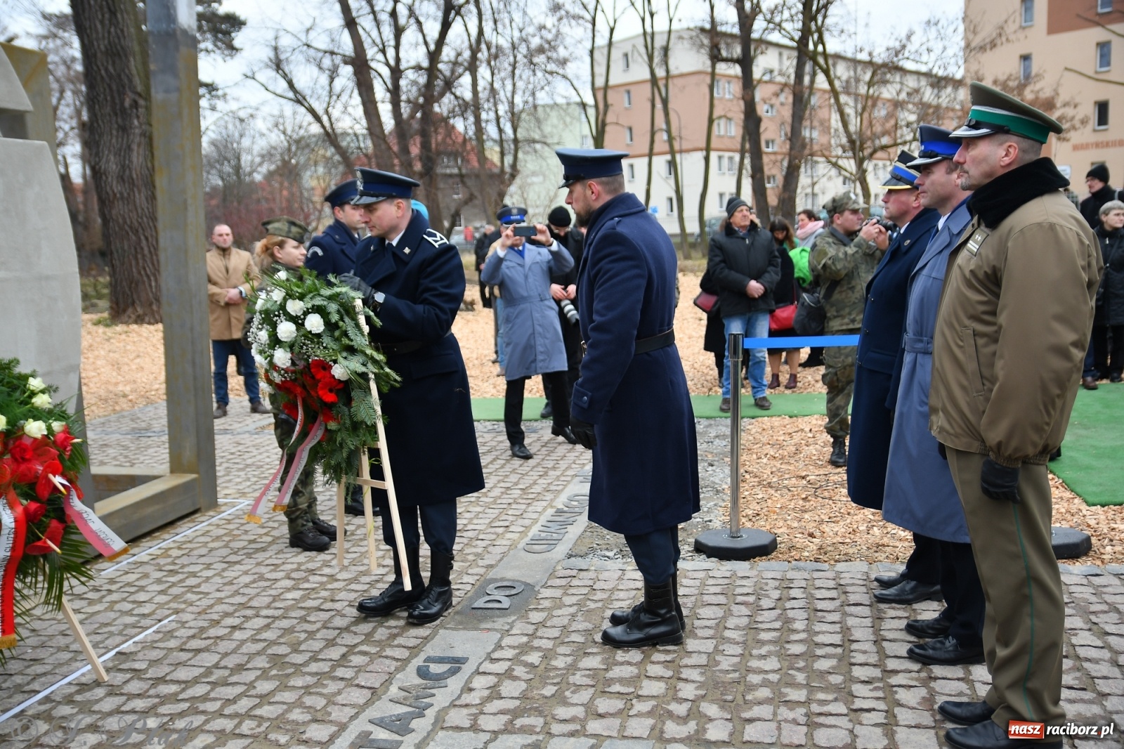Zdjęcie w galerii na portalu naszraciborz.pl: Jeszcze nie pusty grób - przy Zakładzie Karnym odsłonięto Pomnik Żołnierzy Wyklętych [FOTO i WIDEO] wiadomości z regionu