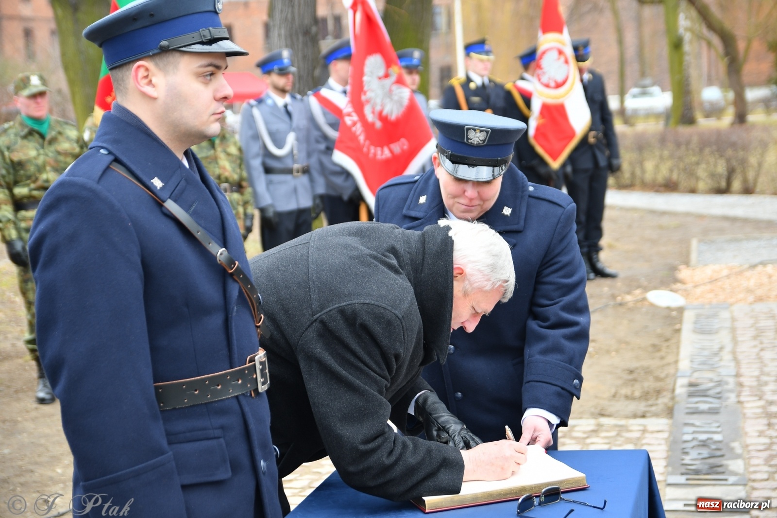 Zdjęcie w galerii na portalu naszraciborz.pl: Jeszcze nie pusty grób - przy Zakładzie Karnym odsłonięto Pomnik Żołnierzy Wyklętych [FOTO i WIDEO] wiadomości z regionu