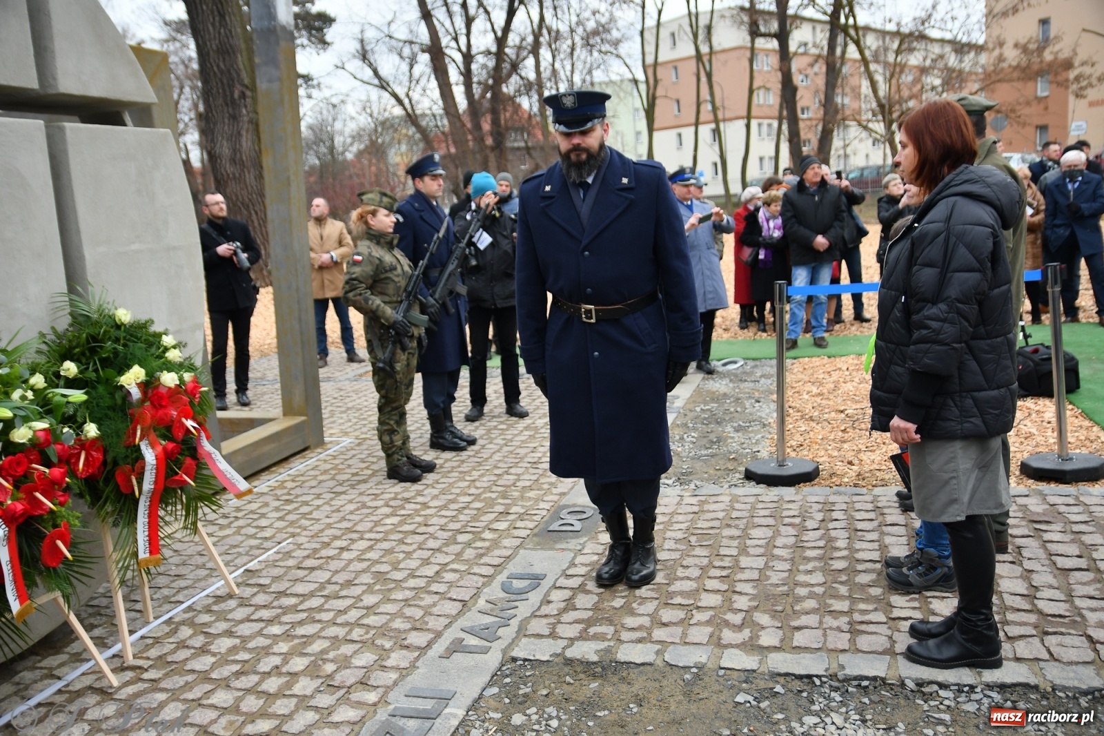 Zdjęcie w galerii na portalu naszraciborz.pl: Jeszcze nie pusty grób - przy Zakładzie Karnym odsłonięto Pomnik Żołnierzy Wyklętych [FOTO i WIDEO] wiadomości z regionu