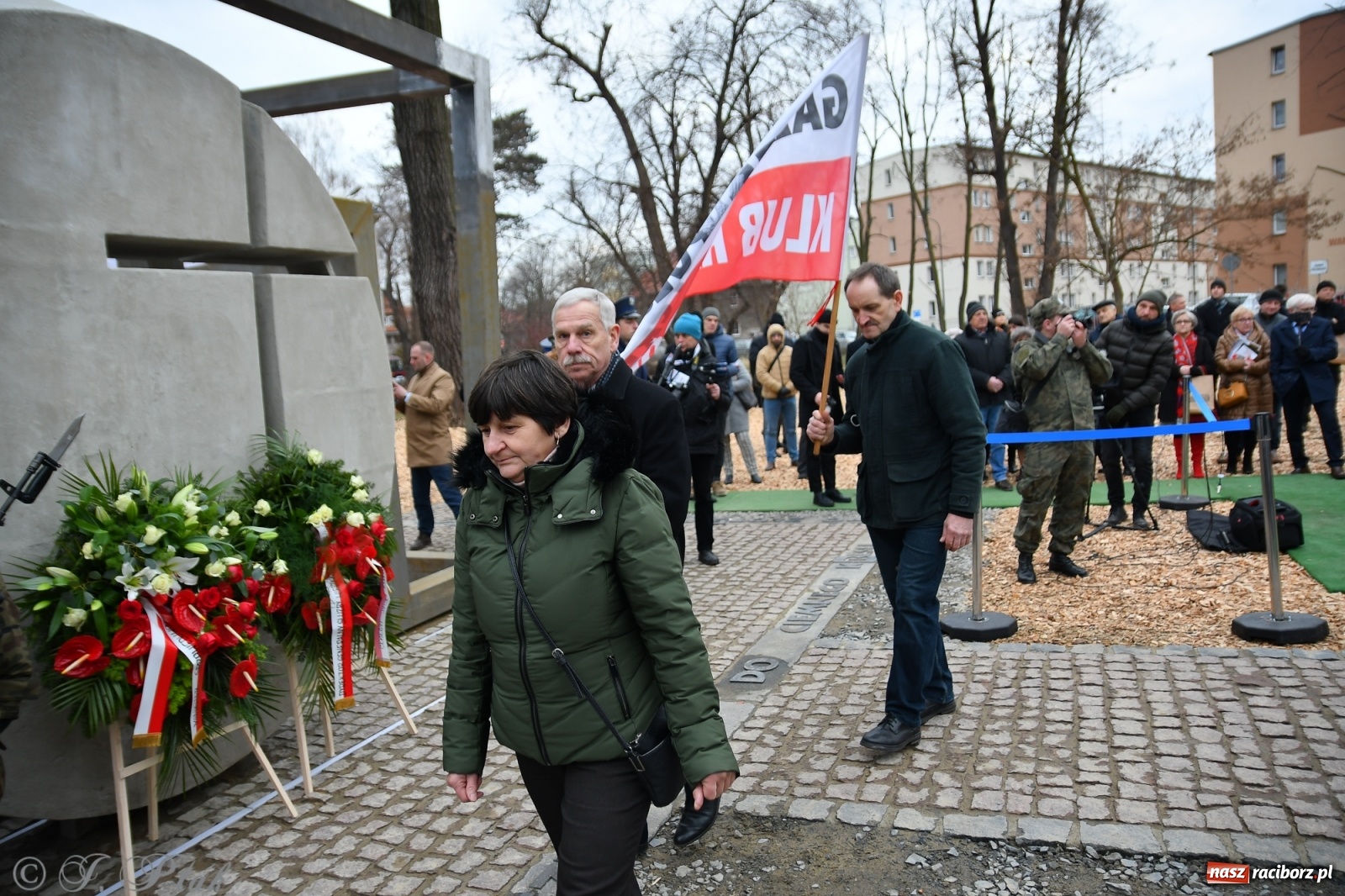 Zdjęcie w galerii na portalu naszraciborz.pl: Jeszcze nie pusty grób - przy Zakładzie Karnym odsłonięto Pomnik Żołnierzy Wyklętych [FOTO i WIDEO] wiadomości z regionu