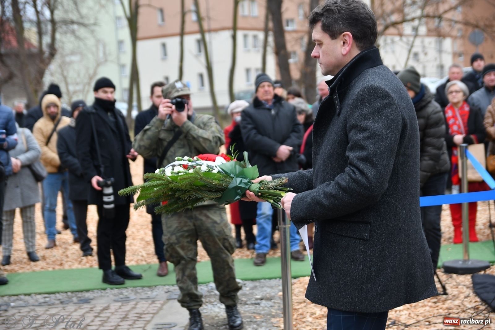 Zdjęcie w galerii na portalu naszraciborz.pl: Jeszcze nie pusty grób - przy Zakładzie Karnym odsłonięto Pomnik Żołnierzy Wyklętych [FOTO i WIDEO] wiadomości z regionu