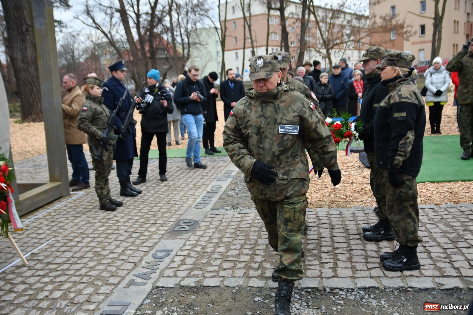 Zdjęcie w galerii na portalu naszraciborz.pl: Jeszcze nie pusty grób - przy Zakładzie Karnym odsłonięto Pomnik Żołnierzy Wyklętych [FOTO i WIDEO] wiadomości z regionu