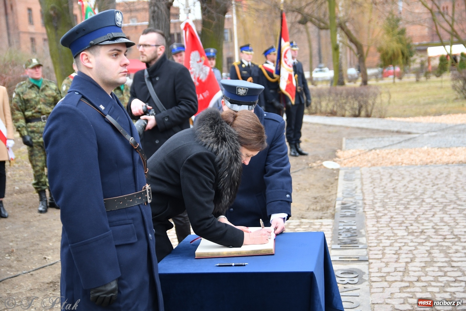 Zdjęcie w galerii na portalu naszraciborz.pl: Jeszcze nie pusty grób - przy Zakładzie Karnym odsłonięto Pomnik Żołnierzy Wyklętych [FOTO i WIDEO] wiadomości z regionu