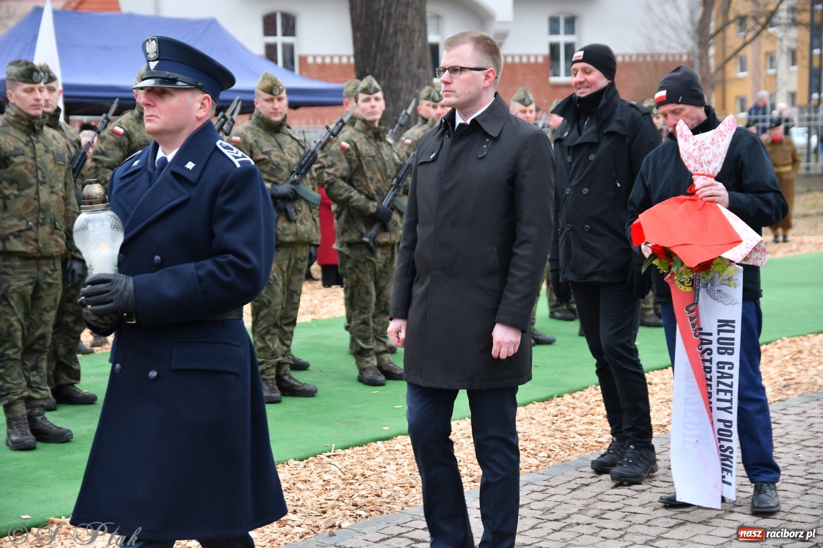 Zdjęcie w galerii na portalu naszraciborz.pl: Jeszcze nie pusty grób - przy Zakładzie Karnym odsłonięto Pomnik Żołnierzy Wyklętych [FOTO i WIDEO] wiadomości z regionu