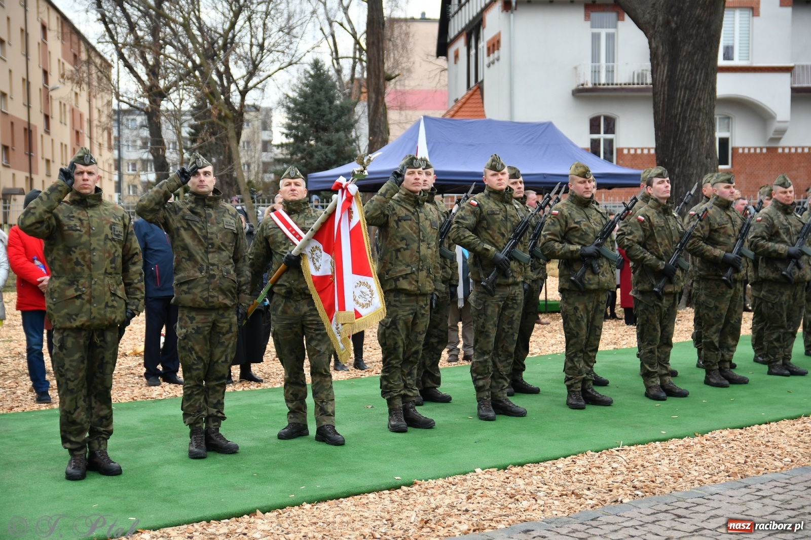 Zdjęcie w galerii na portalu naszraciborz.pl: Jeszcze nie pusty grób - przy Zakładzie Karnym odsłonięto Pomnik Żołnierzy Wyklętych [FOTO i WIDEO] wiadomości z regionu