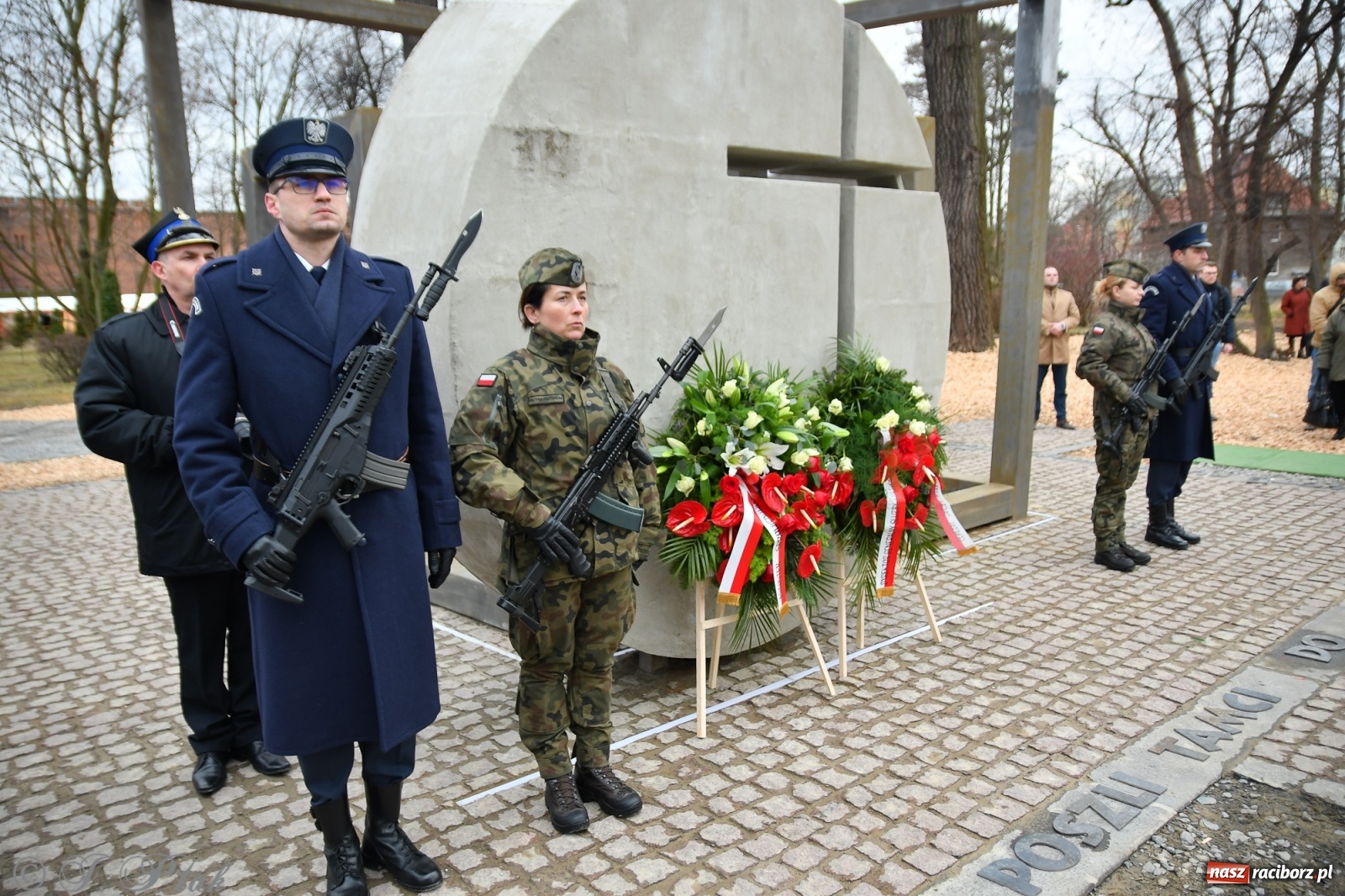 Zdjęcie w galerii na portalu naszraciborz.pl: Jeszcze nie pusty grób - przy Zakładzie Karnym odsłonięto Pomnik Żołnierzy Wyklętych [FOTO i WIDEO] wiadomości z regionu