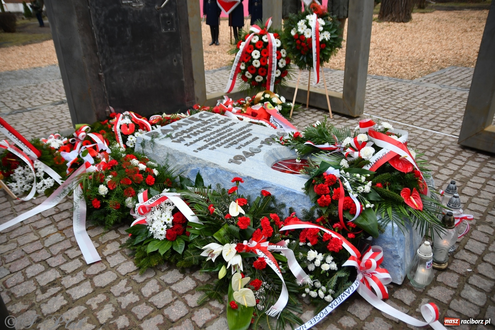 Zdjęcie w galerii na portalu naszraciborz.pl: Jeszcze nie pusty grób - przy Zakładzie Karnym odsłonięto Pomnik Żołnierzy Wyklętych [FOTO i WIDEO] wiadomości z regionu