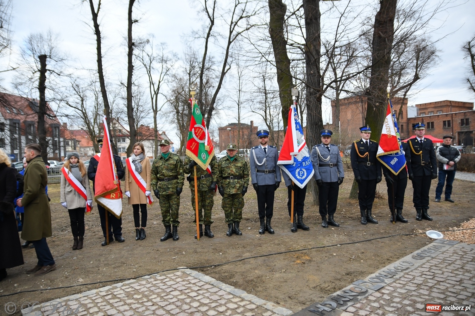 Zdjęcie w galerii na portalu naszraciborz.pl: Jeszcze nie pusty grób - przy Zakładzie Karnym odsłonięto Pomnik Żołnierzy Wyklętych [FOTO i WIDEO] wiadomości z regionu