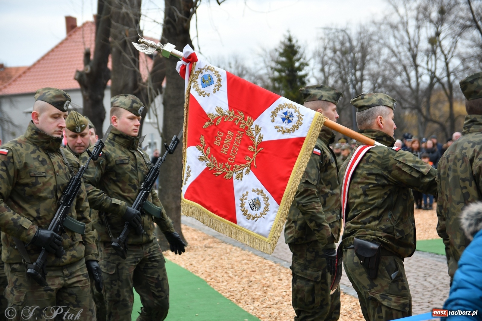 Zdjęcie w galerii na portalu naszraciborz.pl: Jeszcze nie pusty grób - przy Zakładzie Karnym odsłonięto Pomnik Żołnierzy Wyklętych [FOTO i WIDEO] wiadomości z regionu