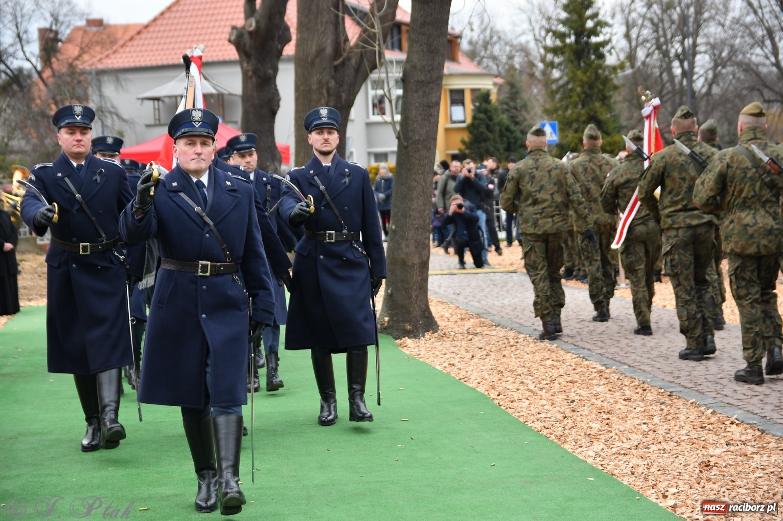 Zdjęcie w galerii na portalu naszraciborz.pl: Jeszcze nie pusty grób - przy Zakładzie Karnym odsłonięto Pomnik Żołnierzy Wyklętych [FOTO i WIDEO] wiadomości z regionu