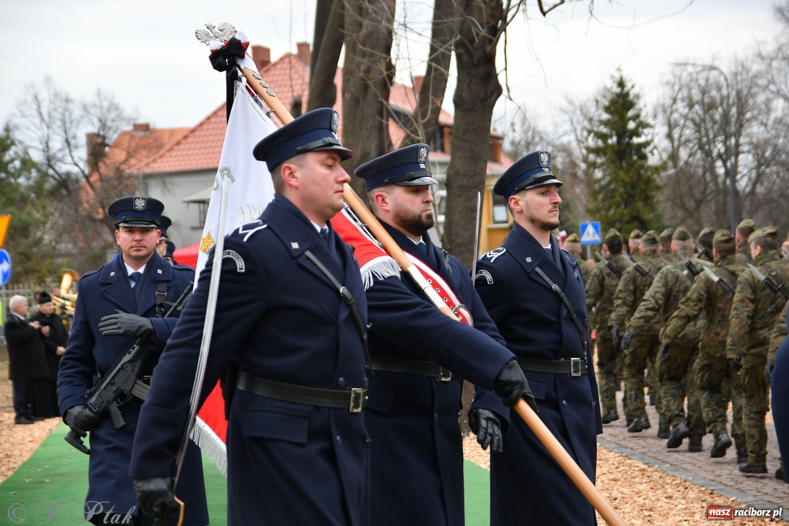 Zdjęcie w galerii na portalu naszraciborz.pl: Jeszcze nie pusty grób - przy Zakładzie Karnym odsłonięto Pomnik Żołnierzy Wyklętych [FOTO i WIDEO] wiadomości z regionu