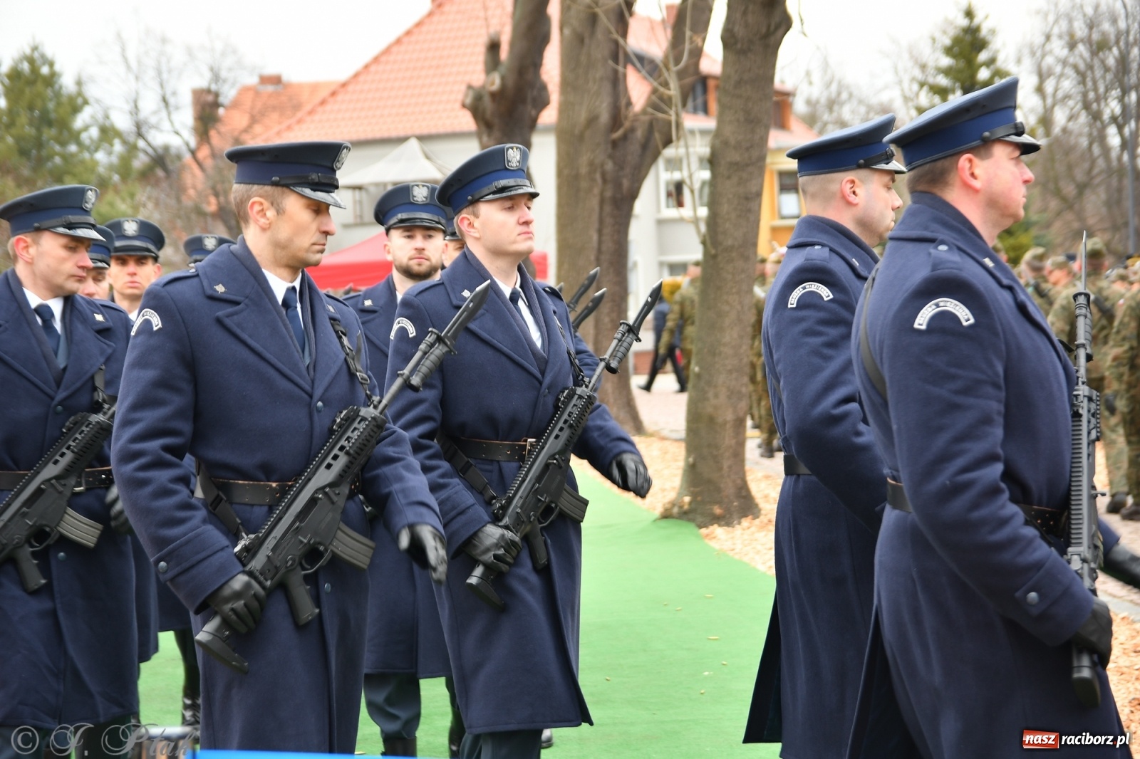 Zdjęcie w galerii na portalu naszraciborz.pl: Jeszcze nie pusty grób - przy Zakładzie Karnym odsłonięto Pomnik Żołnierzy Wyklętych [FOTO i WIDEO] wiadomości z regionu