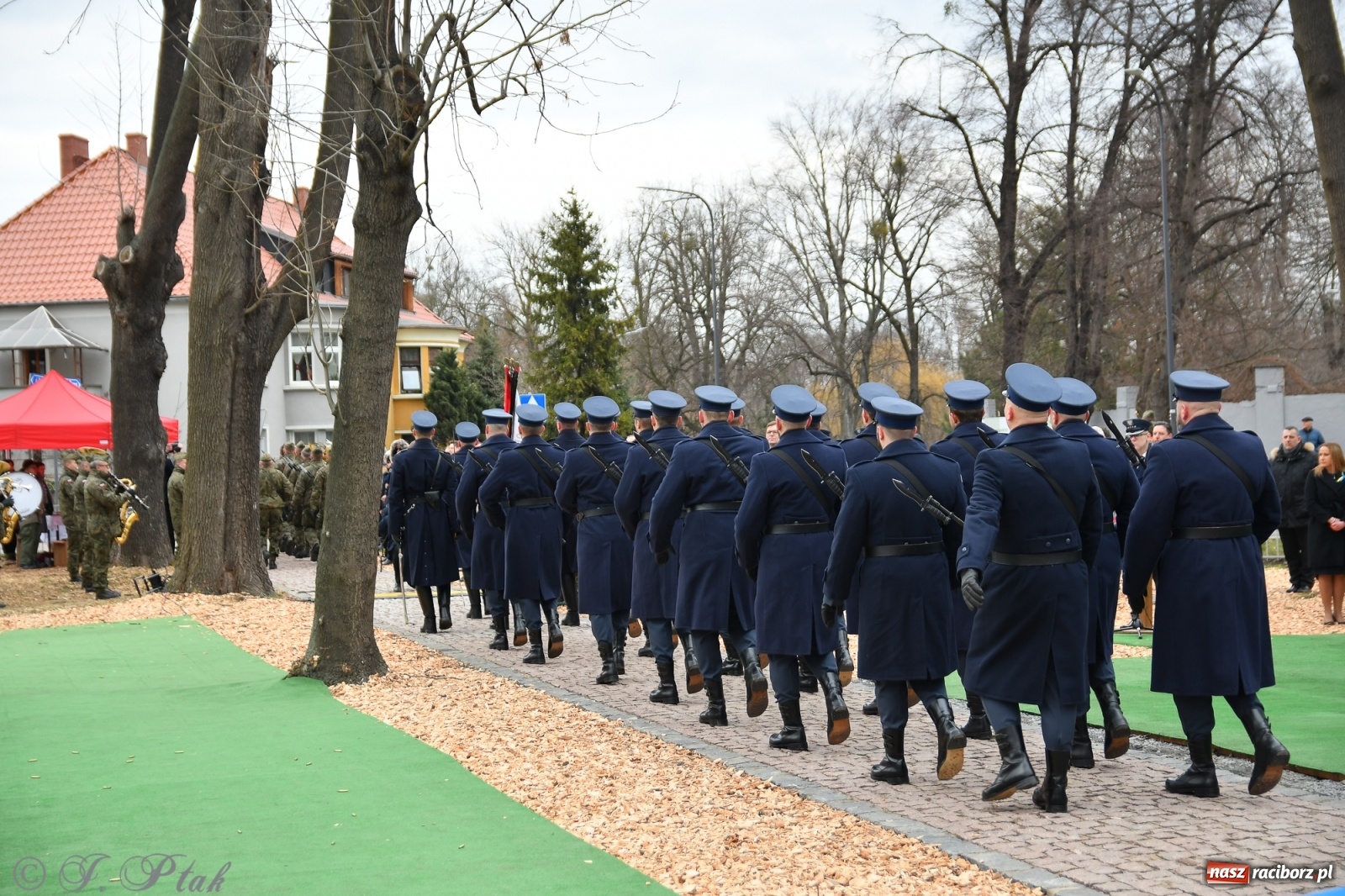 Zdjęcie w galerii na portalu naszraciborz.pl: Jeszcze nie pusty grób - przy Zakładzie Karnym odsłonięto Pomnik Żołnierzy Wyklętych [FOTO i WIDEO] wiadomości z regionu