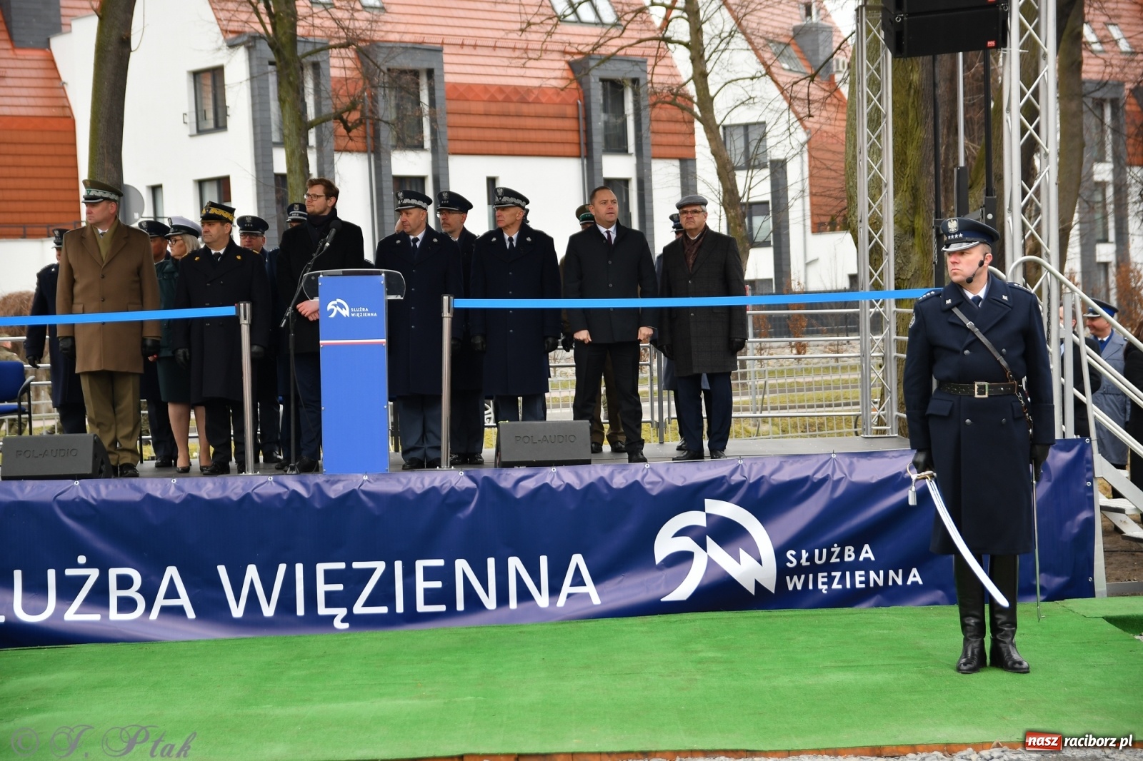 Zdjęcie w galerii na portalu naszraciborz.pl: Jeszcze nie pusty grób - przy Zakładzie Karnym odsłonięto Pomnik Żołnierzy Wyklętych [FOTO i WIDEO] wiadomości z regionu