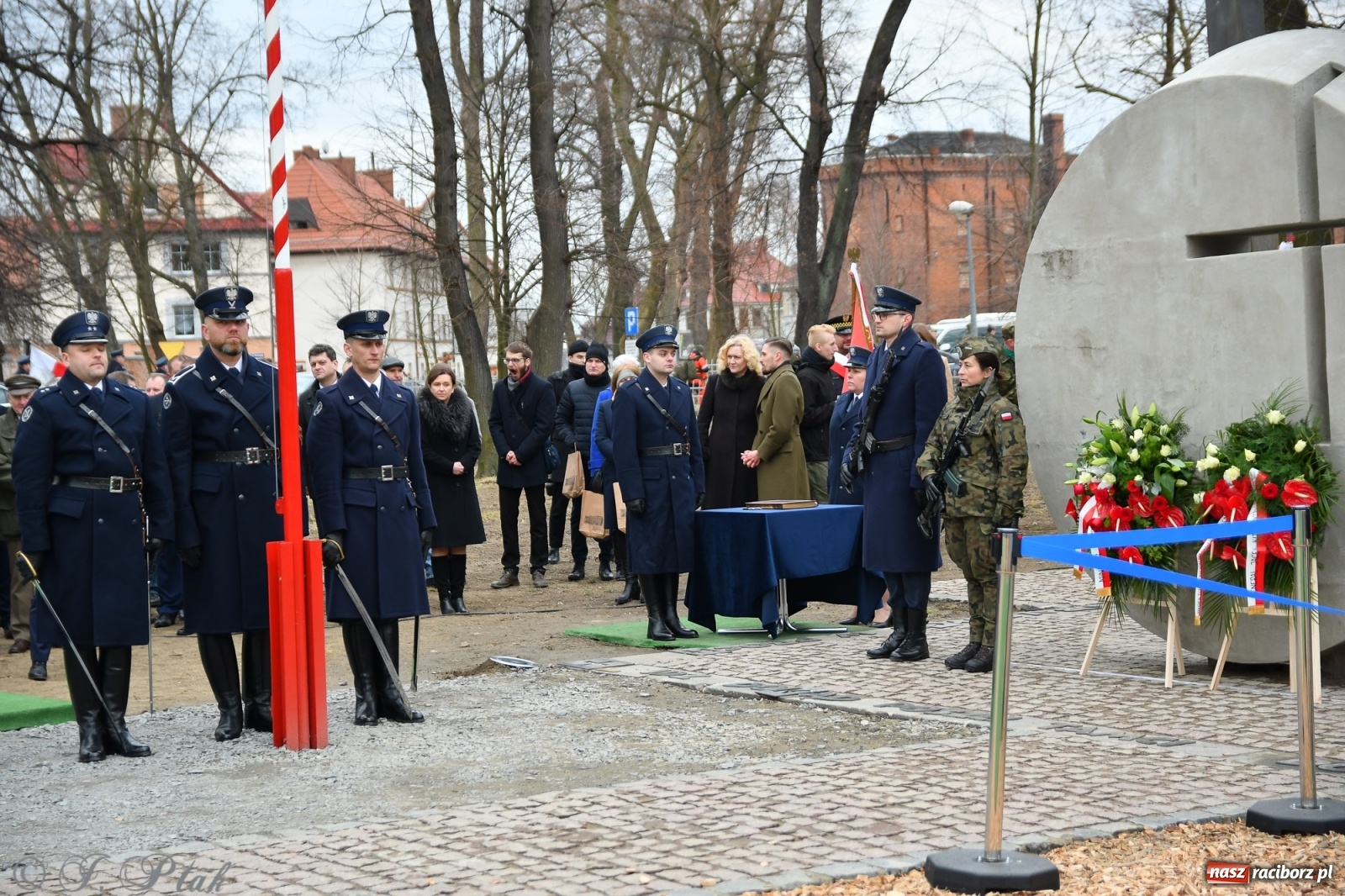 Zdjęcie w galerii na portalu naszraciborz.pl: Jeszcze nie pusty grób - przy Zakładzie Karnym odsłonięto Pomnik Żołnierzy Wyklętych [FOTO i WIDEO] wiadomości z regionu