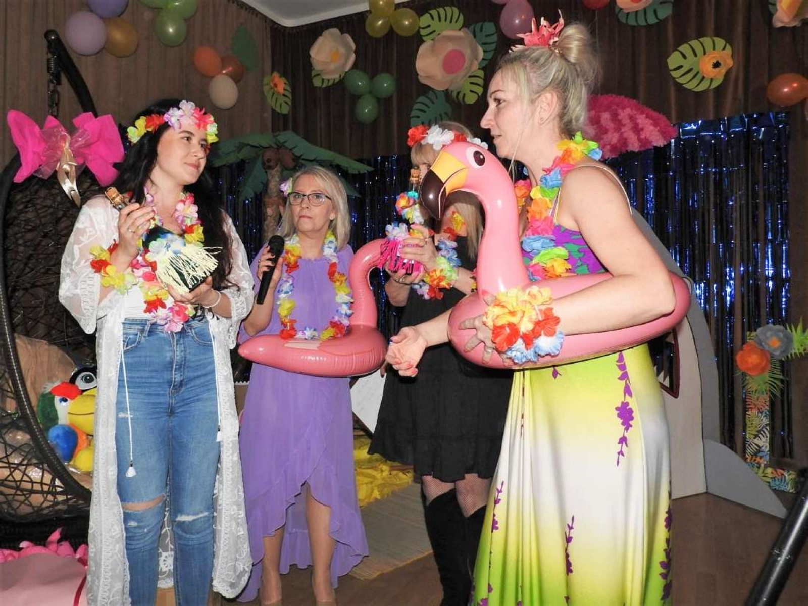 Zdjęcie w galerii na portalu naszraciborz.pl: Babski comber w stylu hawajskim w Łubowicach wiadomości z regionu