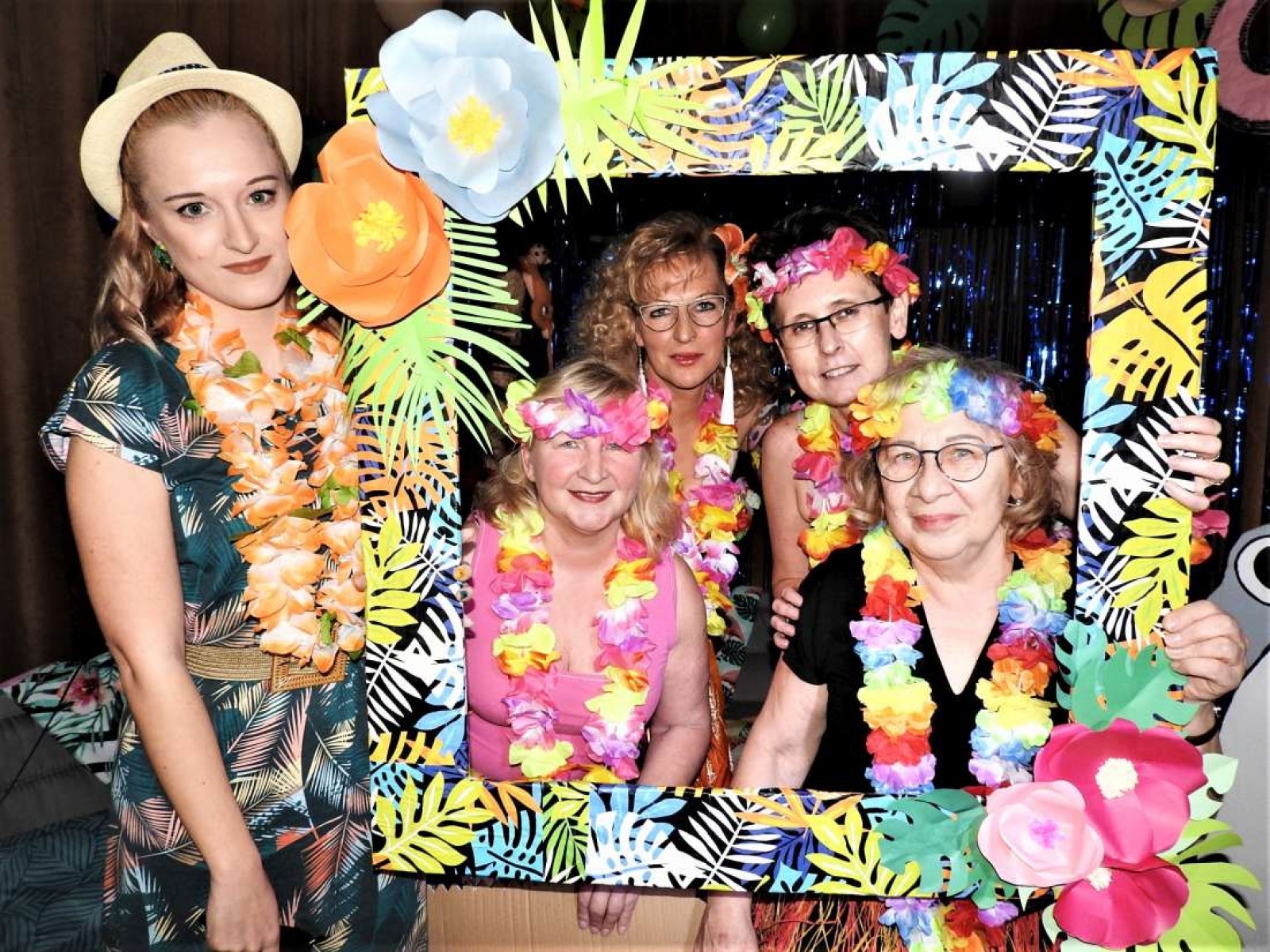 Zdjęcie w galerii na portalu naszraciborz.pl: Babski comber w stylu hawajskim w Łubowicach wiadomości z regionu