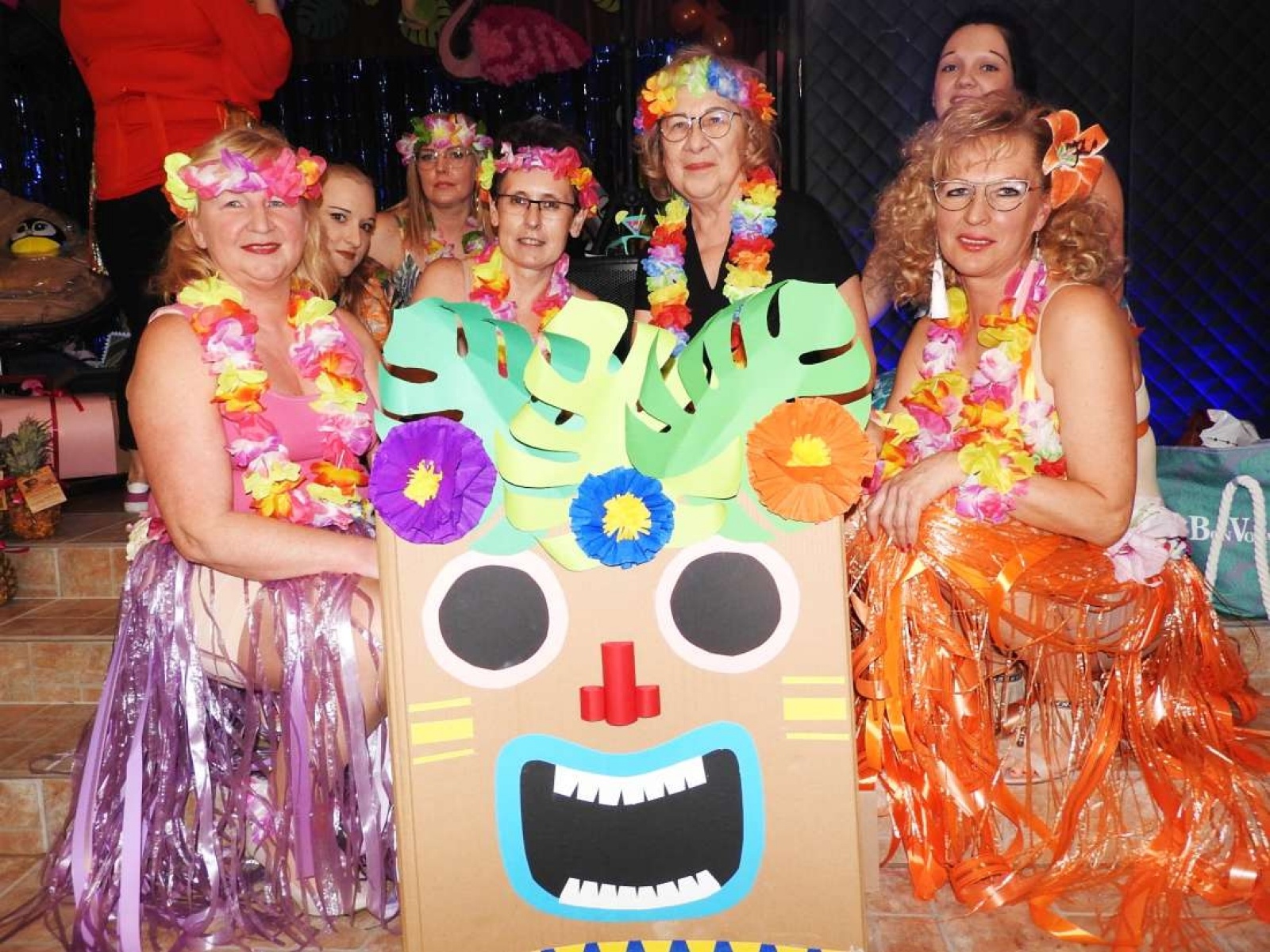 Zdjęcie w galerii na portalu naszraciborz.pl: Babski comber w stylu hawajskim w Łubowicach wiadomości z regionu