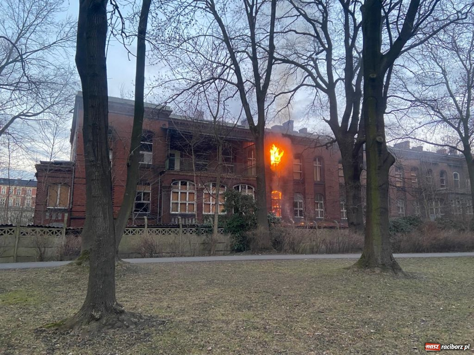 Zdjęcie w galerii na portalu naszraciborz.pl: Raport 998. Alarm z monitoringu w DPS na Ostrogu. Otwarcie mieszkania przy Pomnikowej wiadomości z regionu