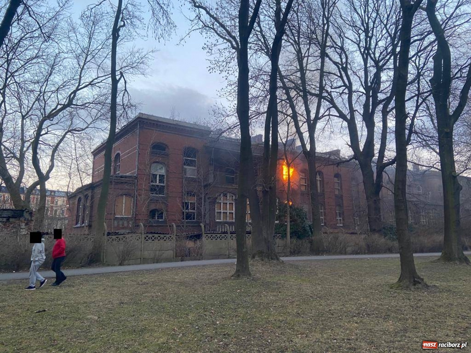 Zdjęcie w galerii na portalu naszraciborz.pl: Raport 998. Alarm z monitoringu w DPS na Ostrogu. Otwarcie mieszkania przy Pomnikowej wiadomości z regionu