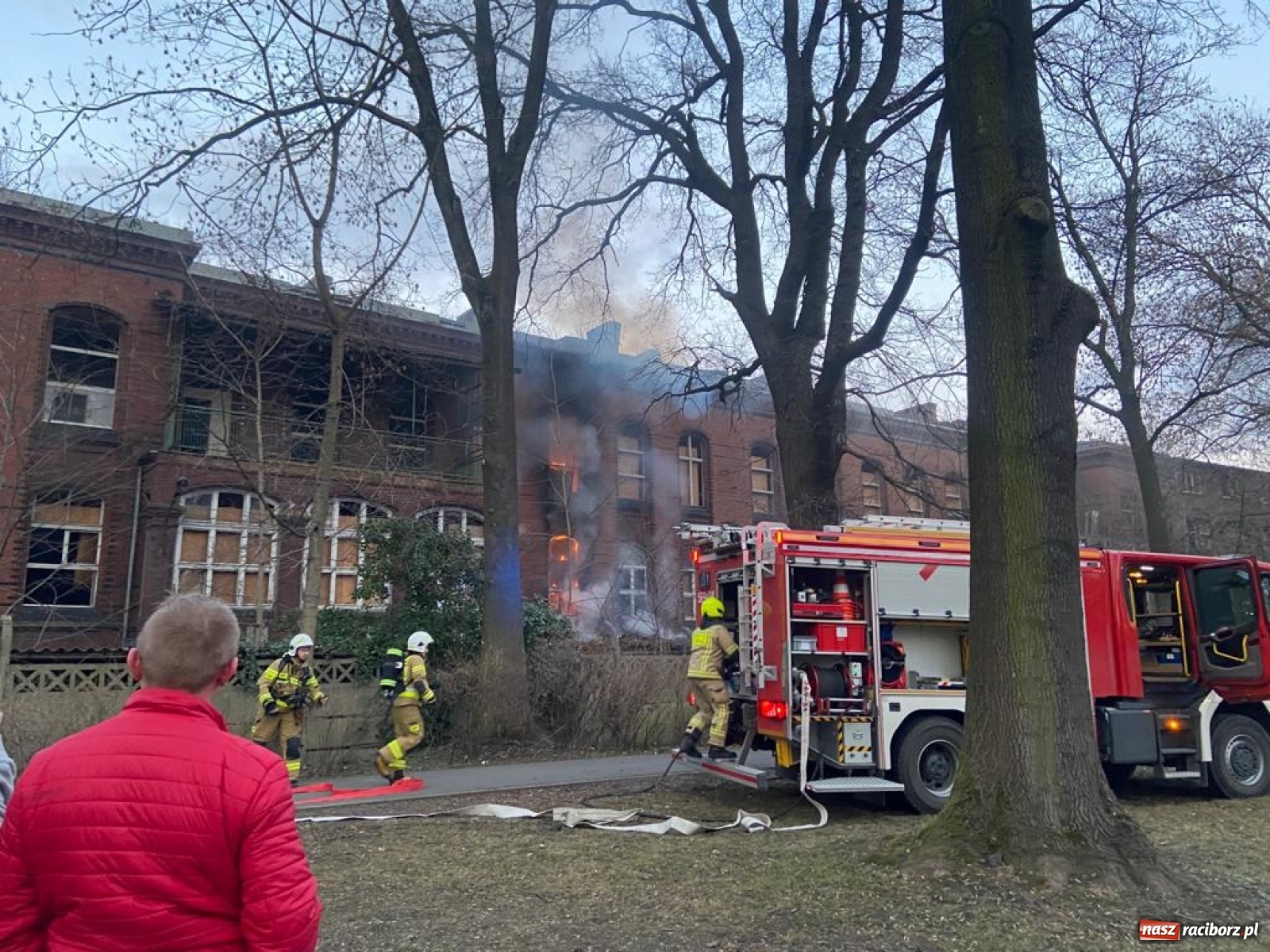 Zdjęcie w galerii na portalu naszraciborz.pl: Raport 998. Alarm z monitoringu w DPS na Ostrogu. Otwarcie mieszkania przy Pomnikowej wiadomości z regionu