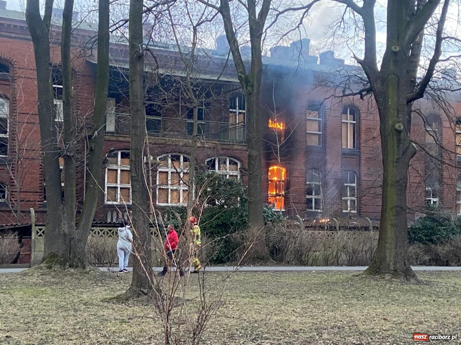 Zdjęcie w galerii na portalu naszraciborz.pl: Raport 998. Alarm z monitoringu w DPS na Ostrogu. Otwarcie mieszkania przy Pomnikowej wiadomości z regionu