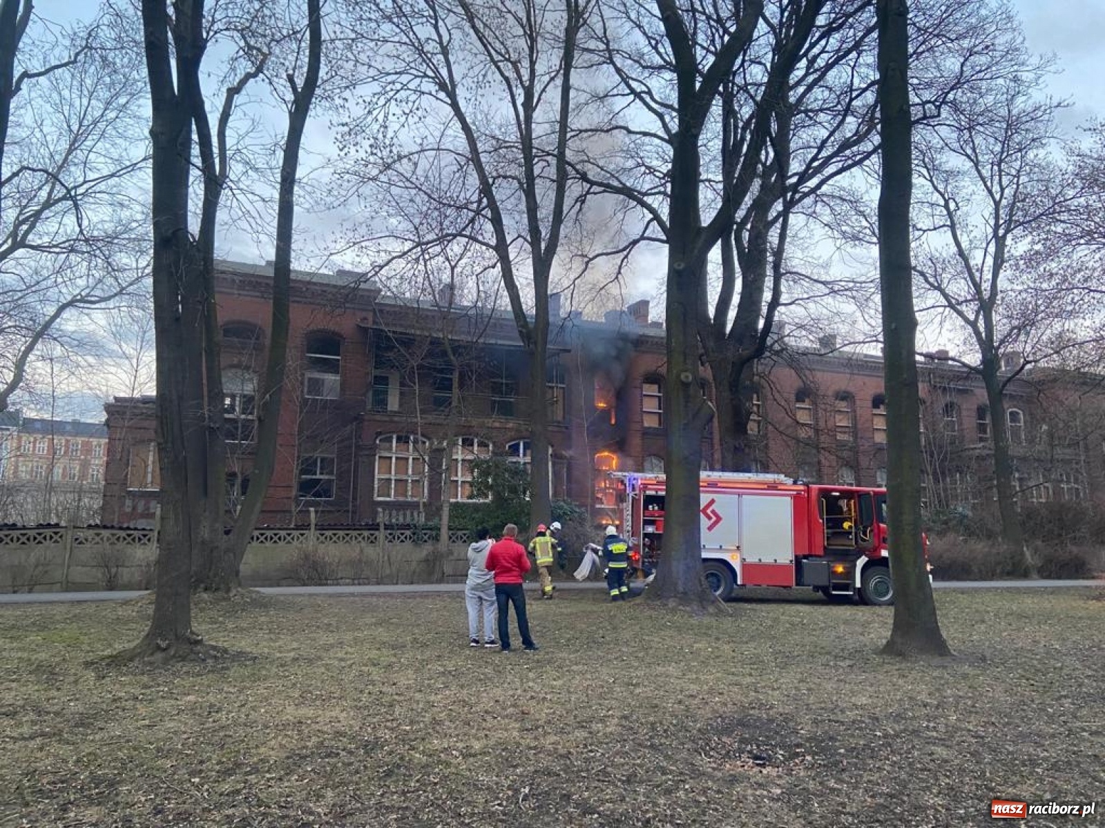 Zdjęcie w galerii na portalu naszraciborz.pl: Raport 998. Alarm z monitoringu w DPS na Ostrogu. Otwarcie mieszkania przy Pomnikowej wiadomości z regionu