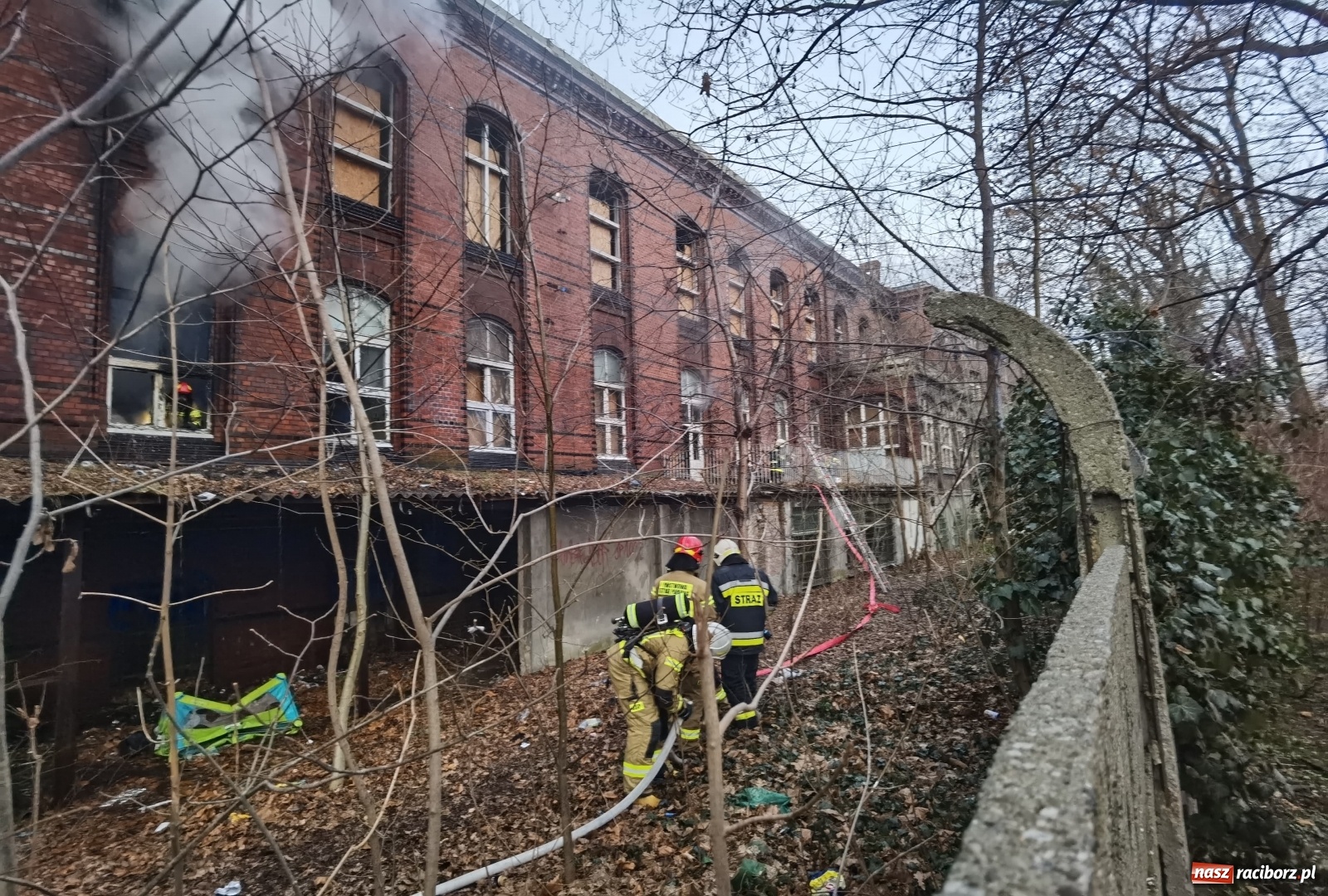 Zdjęcie w galerii na portalu naszraciborz.pl: Raport 998. Alarm z monitoringu w DPS na Ostrogu. Otwarcie mieszkania przy Pomnikowej wiadomości z regionu