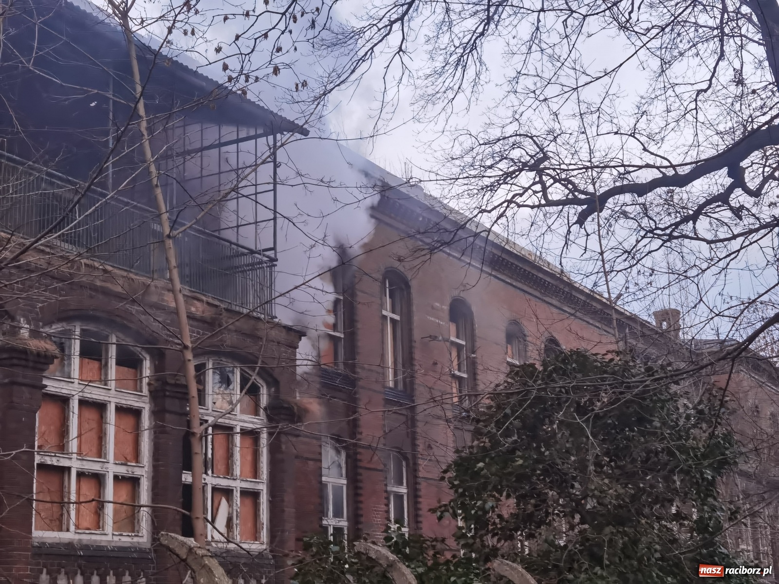 Zdjęcie w galerii na portalu naszraciborz.pl: Raport 998. Alarm z monitoringu w DPS na Ostrogu. Otwarcie mieszkania przy Pomnikowej wiadomości z regionu