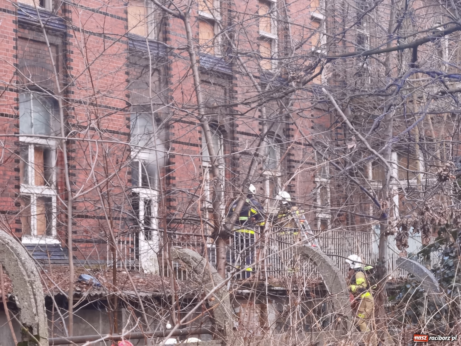 Zdjęcie w galerii na portalu naszraciborz.pl: Raport 998. Alarm z monitoringu w DPS na Ostrogu. Otwarcie mieszkania przy Pomnikowej wiadomości z regionu