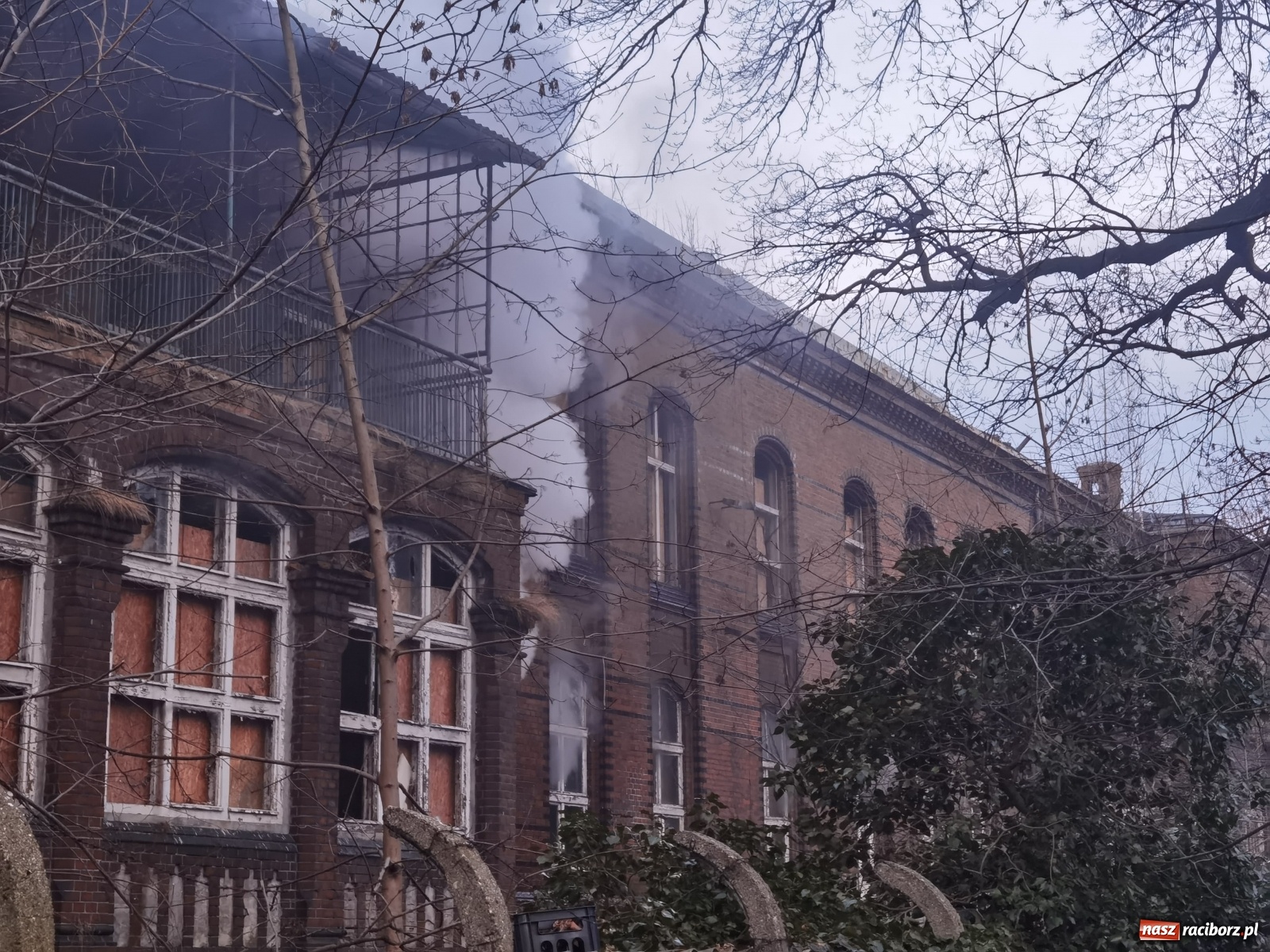 Zdjęcie w galerii na portalu naszraciborz.pl: Raport 998. Alarm z monitoringu w DPS na Ostrogu. Otwarcie mieszkania przy Pomnikowej wiadomości z regionu