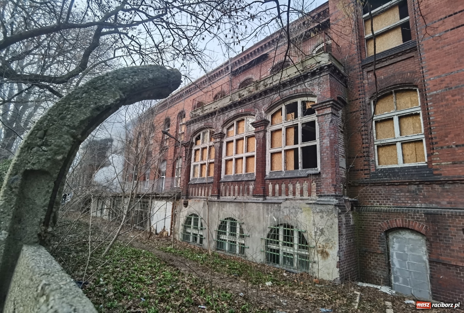 Zdjęcie w galerii na portalu naszraciborz.pl: Raport 998. Alarm z monitoringu w DPS na Ostrogu. Otwarcie mieszkania przy Pomnikowej wiadomości z regionu