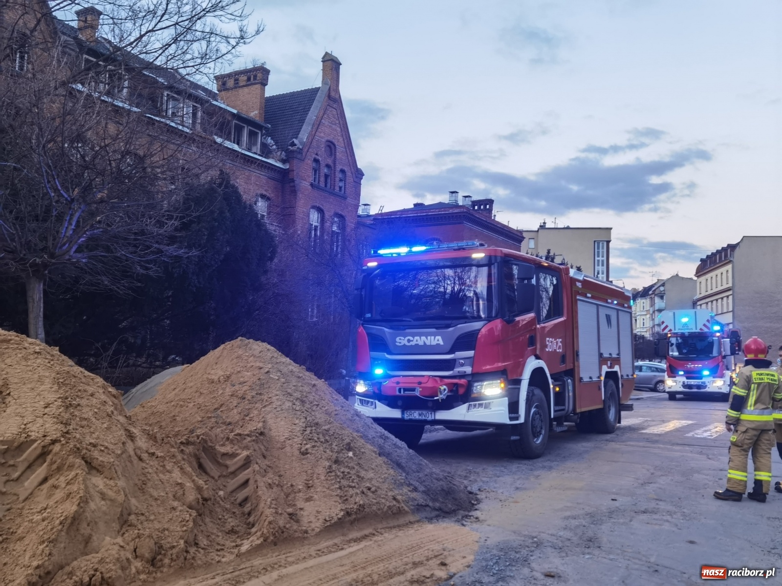 Zdjęcie w galerii na portalu naszraciborz.pl: Raport 998. Alarm z monitoringu w DPS na Ostrogu. Otwarcie mieszkania przy Pomnikowej wiadomości z regionu