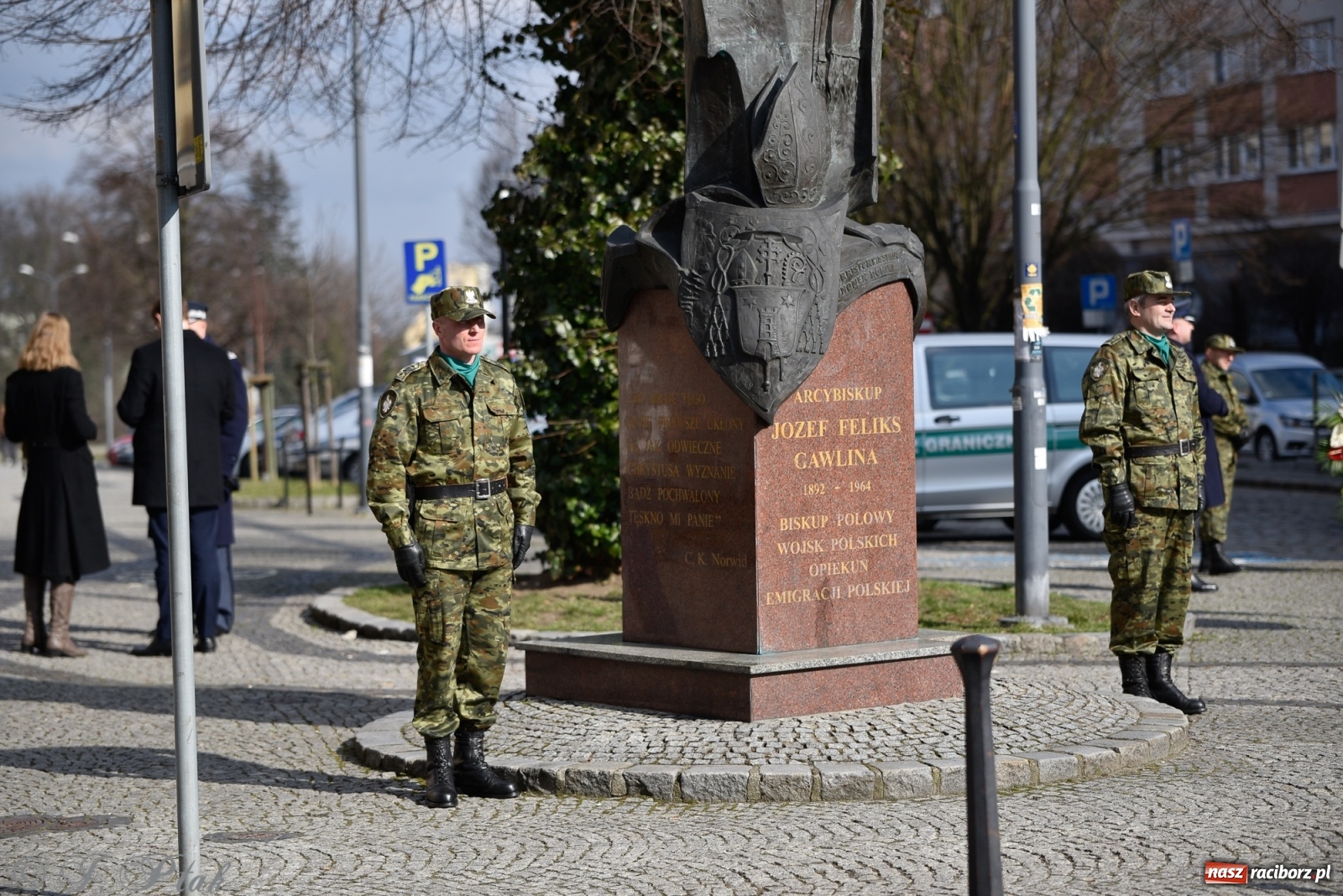 Zdjęcie w galerii na portalu naszraciborz.pl: Biskup polowy Wojska Polskiego odwiedził miejsce urodzenia swojego poprzednika wiadomości z regionu