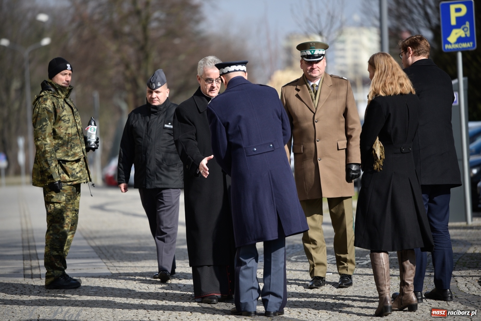 Zdjęcie w galerii na portalu naszraciborz.pl: Biskup polowy Wojska Polskiego odwiedził miejsce urodzenia swojego poprzednika wiadomości z regionu