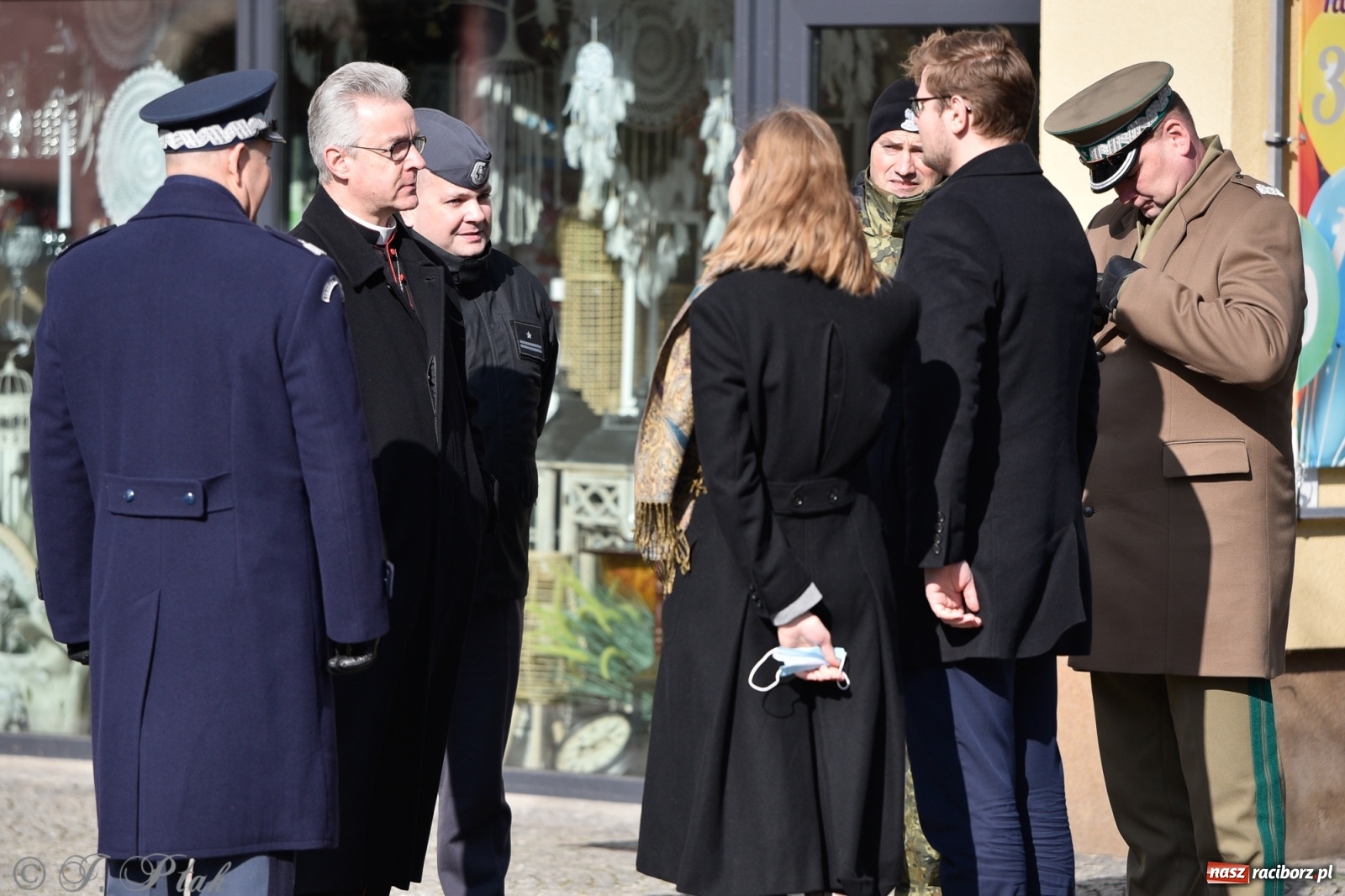 Zdjęcie w galerii na portalu naszraciborz.pl: Biskup polowy Wojska Polskiego odwiedził miejsce urodzenia swojego poprzednika wiadomości z regionu