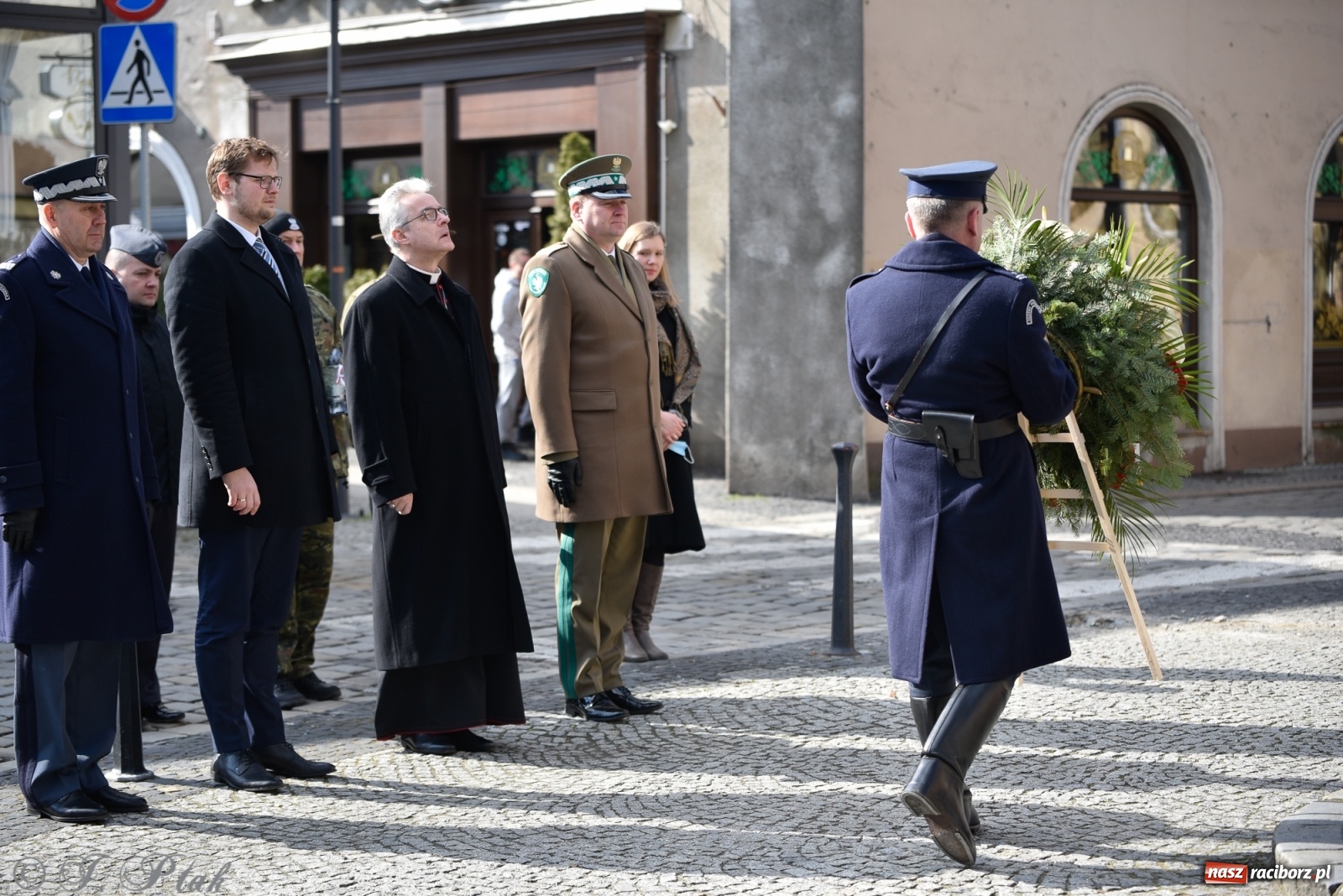 Zdjęcie w galerii na portalu naszraciborz.pl: Biskup polowy Wojska Polskiego odwiedził miejsce urodzenia swojego poprzednika wiadomości z regionu