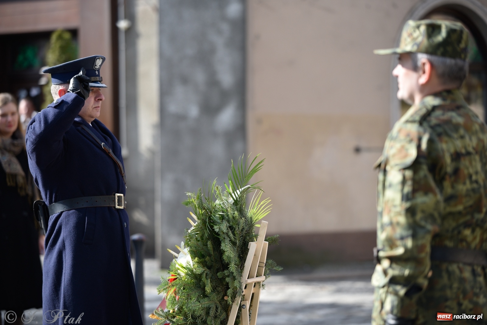 Zdjęcie w galerii na portalu naszraciborz.pl: Biskup polowy Wojska Polskiego odwiedził miejsce urodzenia swojego poprzednika wiadomości z regionu