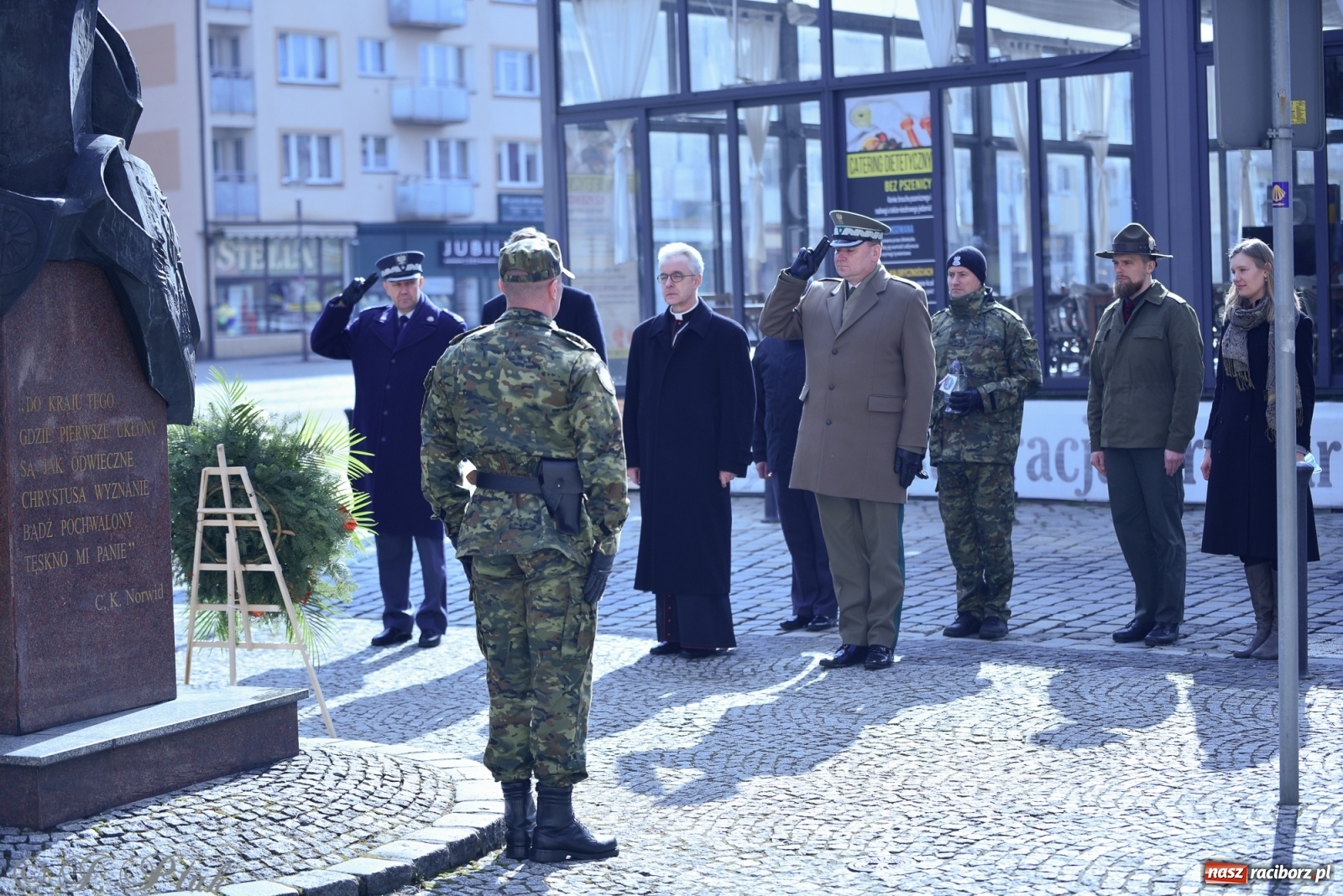 Zdjęcie w galerii na portalu naszraciborz.pl: Biskup polowy Wojska Polskiego odwiedził miejsce urodzenia swojego poprzednika wiadomości z regionu