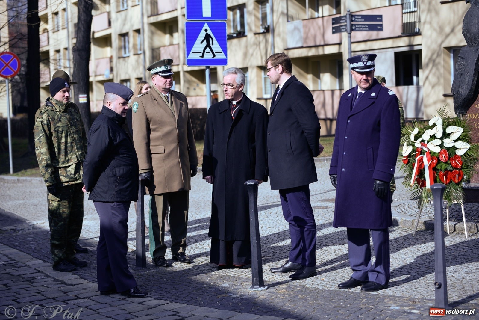 Zdjęcie w galerii na portalu naszraciborz.pl: Biskup polowy Wojska Polskiego odwiedził miejsce urodzenia swojego poprzednika wiadomości z regionu